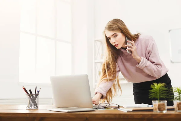 Mujer de negocios con smartphone — Foto de Stock