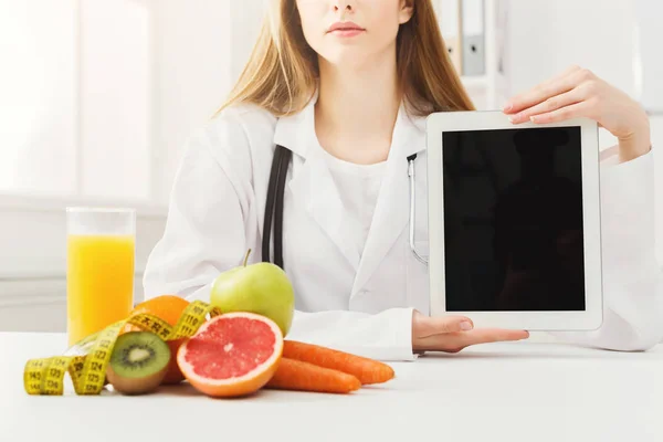 Doctor nutritionist holding digital tablet — Stock Photo, Image