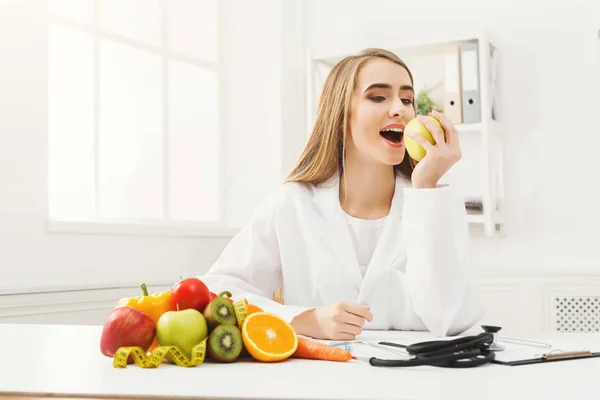 Dietista nutrizionista mela fresca — Foto Stock