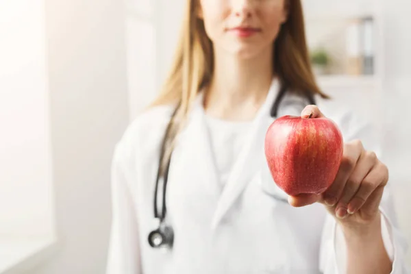 Donna nutrizionista irriconoscibile con mela — Foto Stock