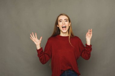 Sürpriz genç kadın stüdyo portre