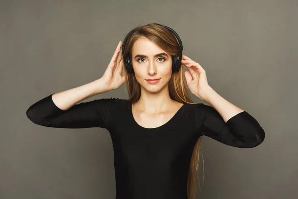Жінка слухає музику в навушниках, студійний знімок — стокове фото