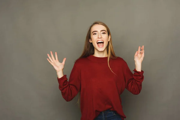 Surprised young woman studio portrait — Stock Photo, Image