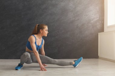 Fitness kadın kapalı eğitim germe