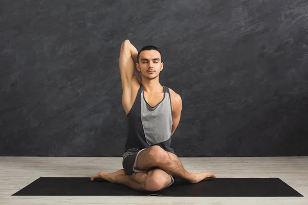 Flexibel man utbildning yoga i Ko huvud utgör — Stockfoto