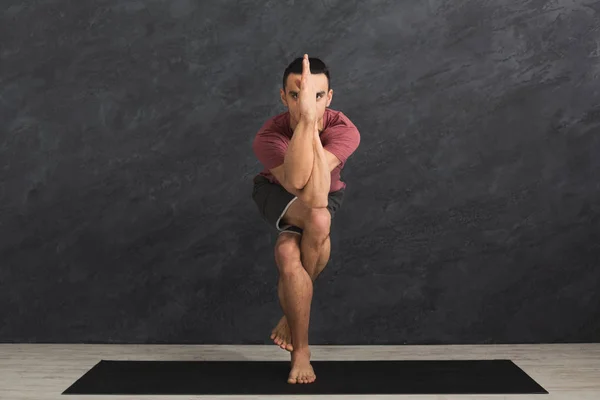 Flexibele jongeman beoefenen van yoga op sportschool — Stockfoto