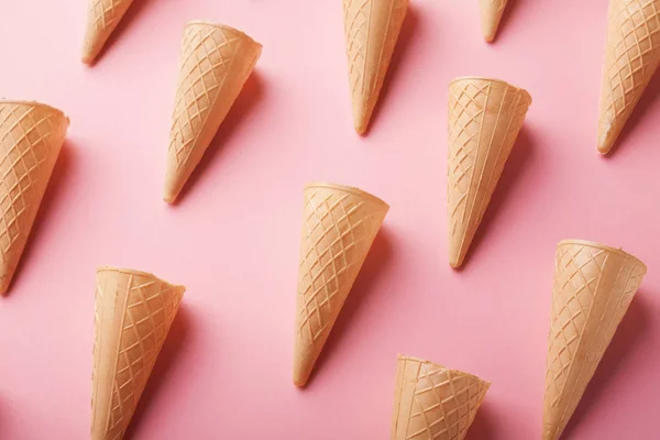 Conos de helado de gofre en la superficie rosa — Foto de Stock