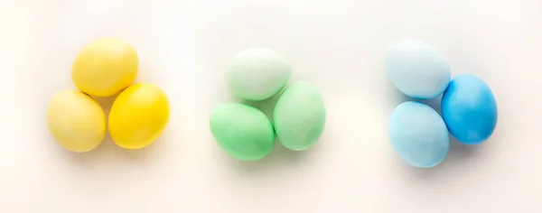 Easter background. Colored eggs on white, isolated — Stock Photo, Image