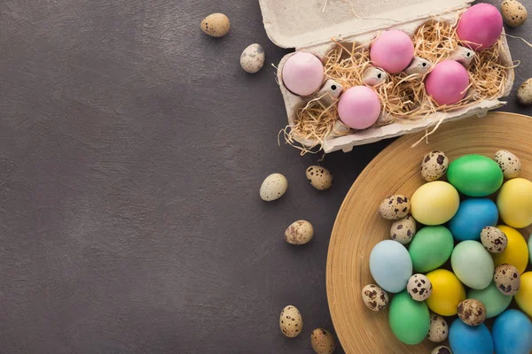 复活节背景。灰石表面彩色鸡蛋 — 图库照片