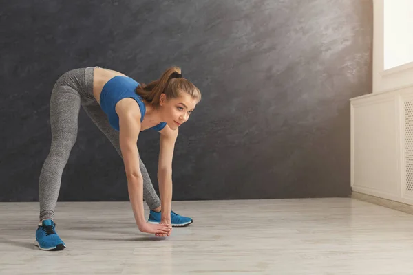 Fitness kvinnan vid stretching träning på gym — Stockfoto