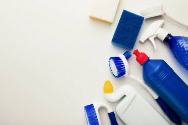 Temizlik malzemeleri ve ev toplama için ürünler