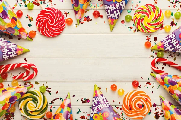 Kleurrijke ballonnen op wit rustiek hout, birthday achtergrond, bovenaanzicht — Stockfoto