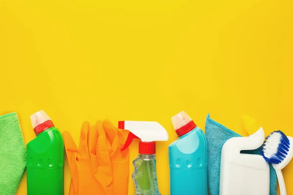 Various cleaning supplies, housekeeping background — Stock Photo, Image