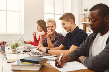 Grup çeşitli öğrenci ahşap masa eğitim
