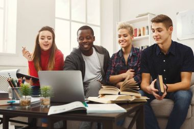 Farklı öğrencilerin evde kanepede atmosfer eğitim grubu