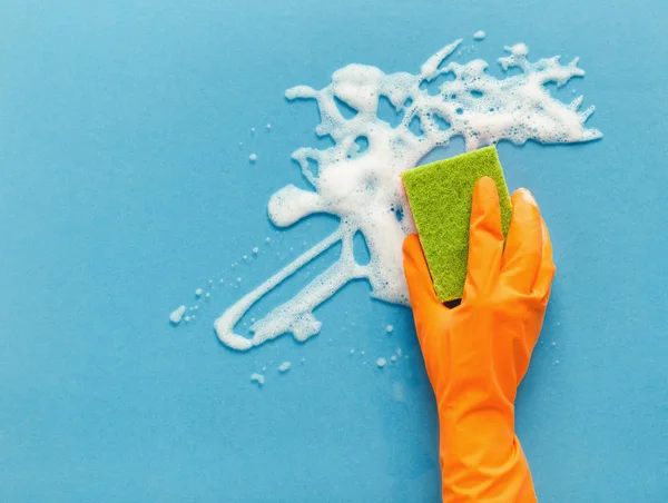 Tangan di sarung tangan mencuci permukaan kaca dengan spons dan membersihkan busa — Stok Foto