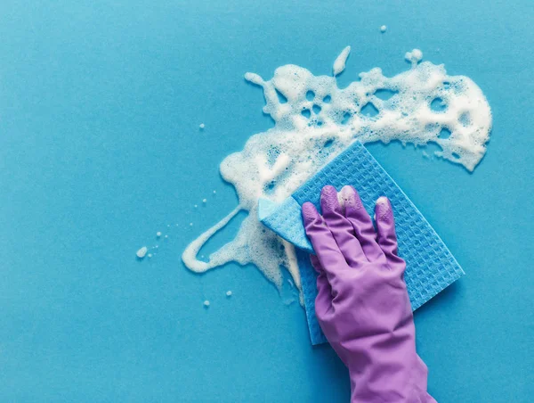 Hand in de handschoen glasoppervlak met doek te wassen en schoonmaken van schuim — Stockfoto