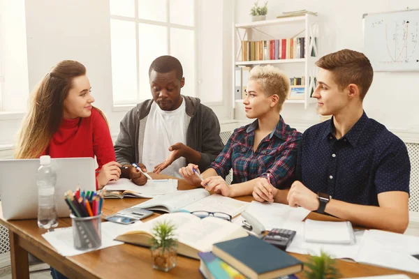 Gruppo di studenti diversi che studiano al tavolo di legno — Foto Stock