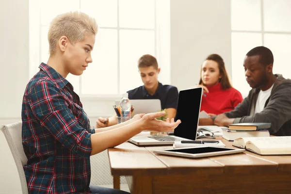 Nő használ laptop, modern irodában — Stock Fotó