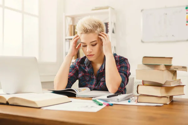 Estudiante chica estudiando en la mesa llena de libros — Foto de Stock