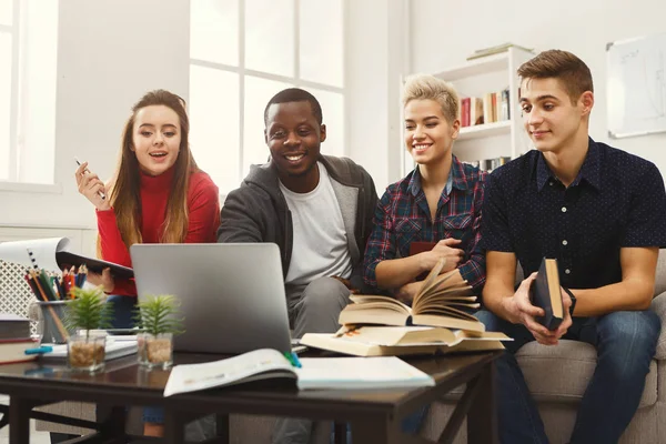 Group of diverse students studying at home atmosphere on the couch — Stock Photo, Image