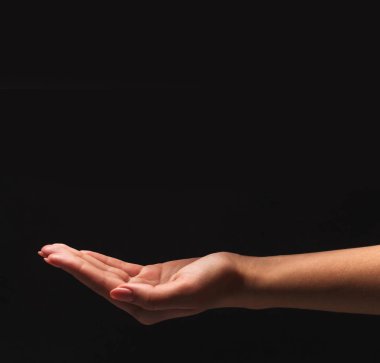 Siyah izole palmiye açık tutan kadın