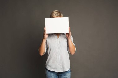 Yüzüne boş beyaz kağıt olan kadın