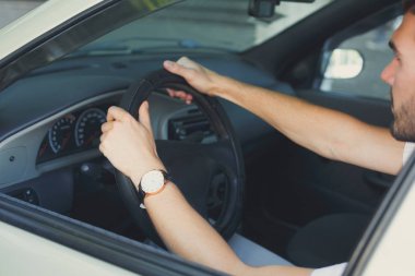 Düşünceli delikanlı bir araba