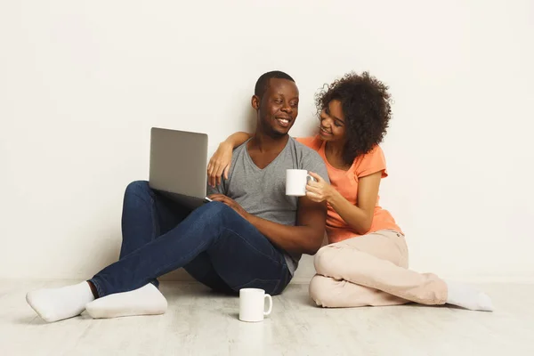 Szczęśliwa para Afro-zakupy online — Zdjęcie stockowe