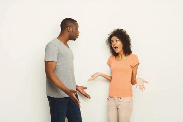 Separem-se, casal zangado a gritar um com o outro. — Fotografia de Stock