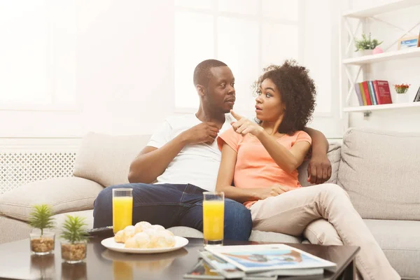 Bang van Afro-Amerikaanse echtpaar thuis Tv-kijken — Stockfoto