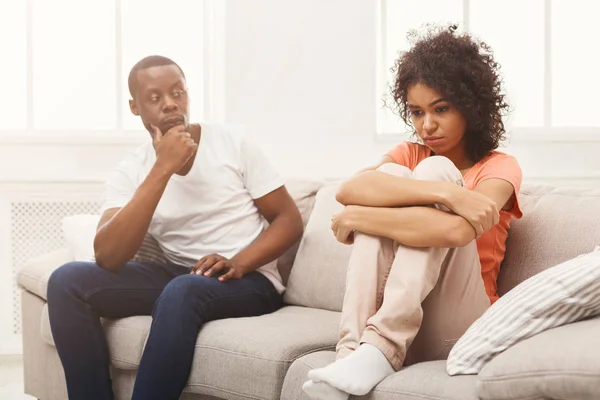Giovane coppia nera litigando a casa — Foto Stock