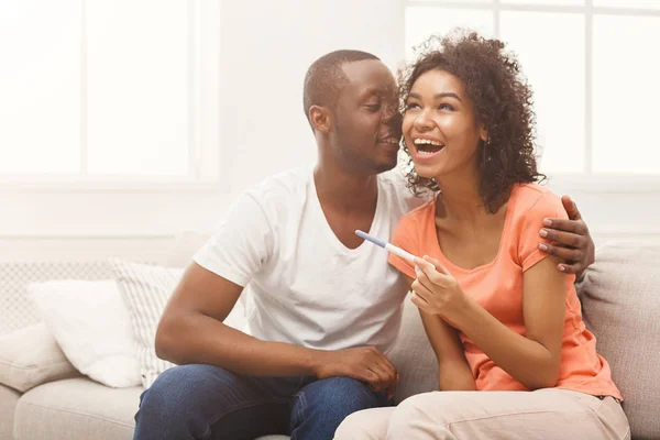 Lyckliga afro-amerikanska paret med graviditetstest — Stockfoto