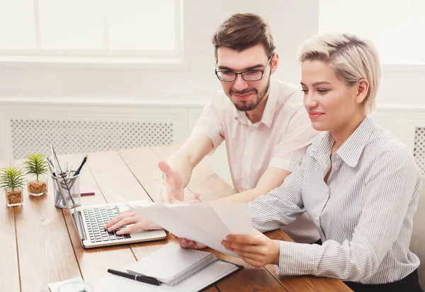 Par av unga kollegor arbetar på moderna kontor — Stockfoto