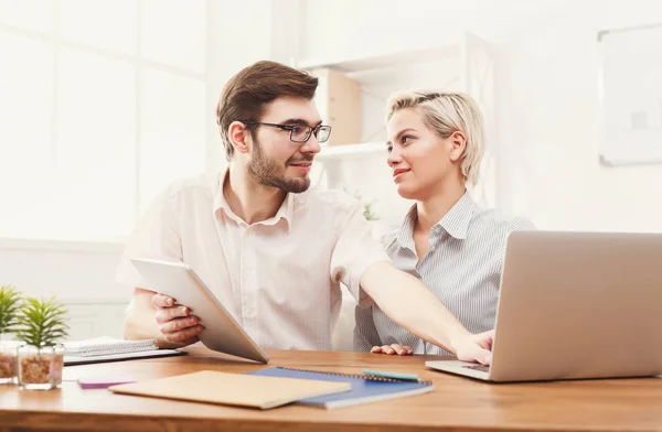 Couple de jeunes partenaires d'affaires travaillant dans un bureau moderne — Photo