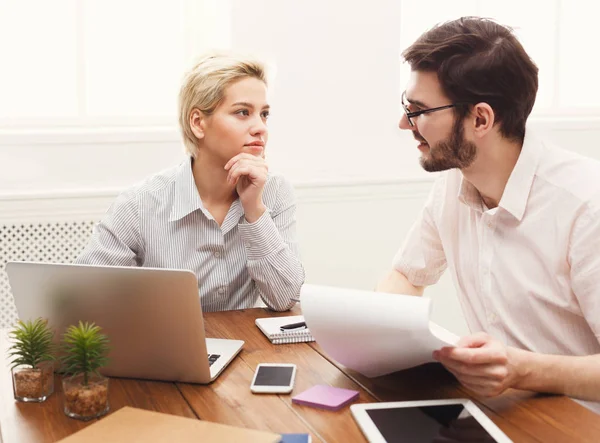 Ein paar junge Kollegen im modernen Büro — Stockfoto