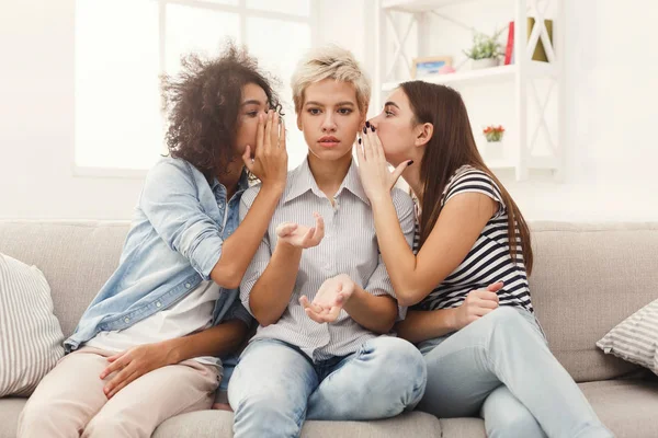 Jovem mulher dizendo a seu amigo alguns segredos — Fotografia de Stock