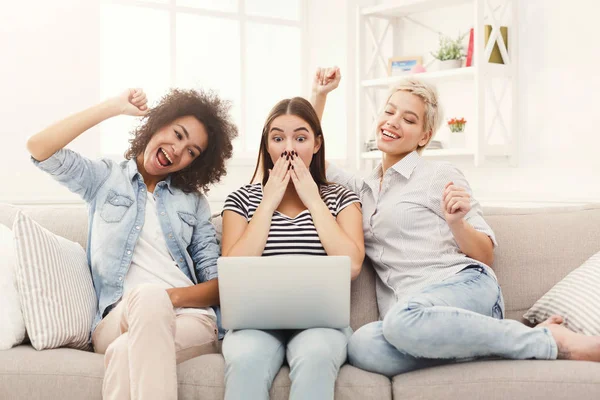 Drei überraschte Frauen mit Laptop zu Hause — Stockfoto