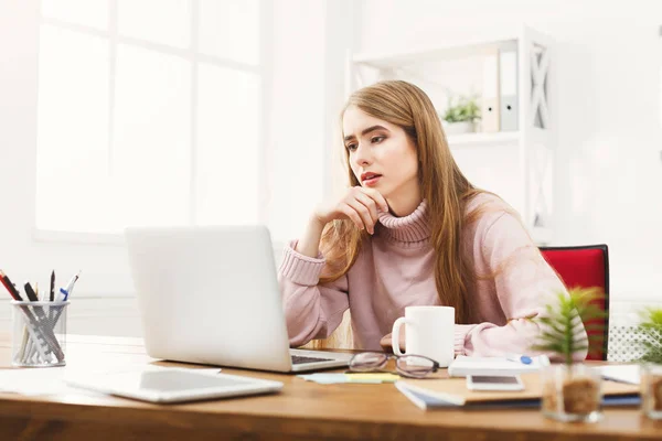 Affärskvinna som arbetar på laptop på kontoret — Stockfoto