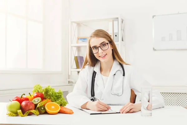 Bureau nutritionniste avec fruits et ruban à mesurer — Photo