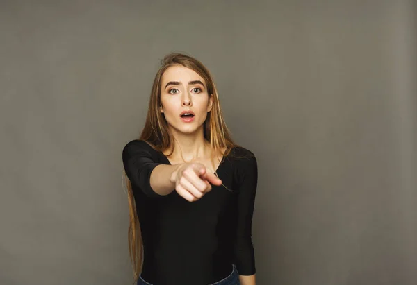 Surpreendido jovem mulher estúdio retrato — Fotografia de Stock