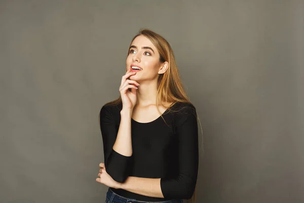 Felice donna pensando su sfondo marrone — Foto Stock