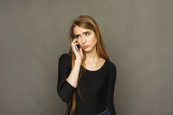 Upprörd kvinna prata telefon — Stockfoto