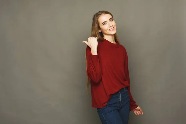 Joven mujer feliz punto de distancia — Foto de Stock