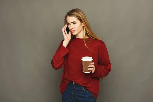 Vrouw spreken op telefoon en met koffie — Stockfoto