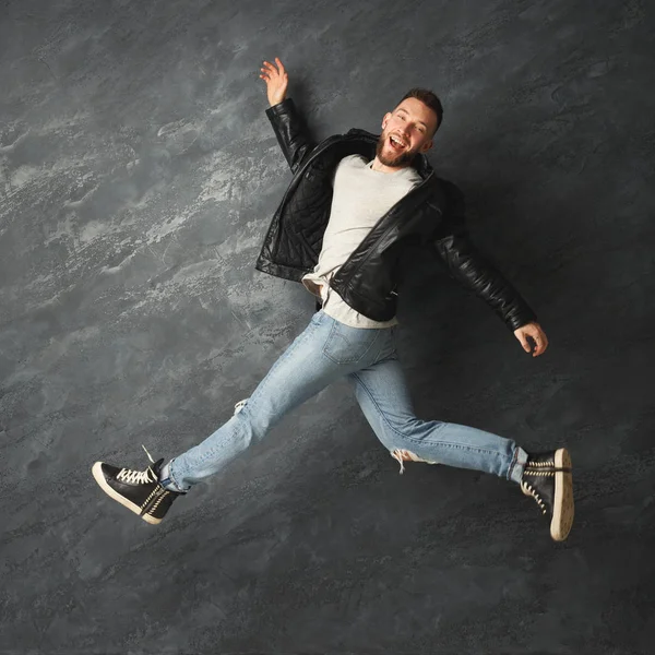 Feliz homem bonito pulando no estúdio — Fotografia de Stock