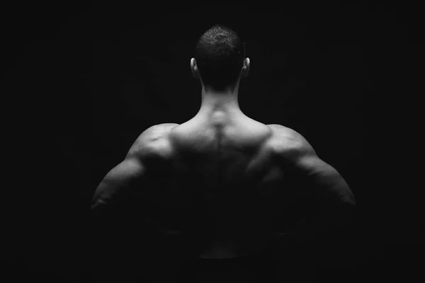 不可识别的人显示了强的背部肌肉特写 — 图库照片