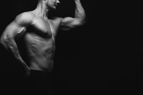 坚强的竞技人表明赤裸肌肉发达的身体 — 图库照片