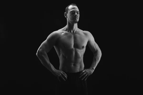 Sterke atletische man showes naakte gespierd lichaam — Stockfoto