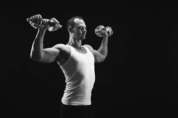 Homem atlético forte com haltere mostra corpo muscular — Fotografia de Stock